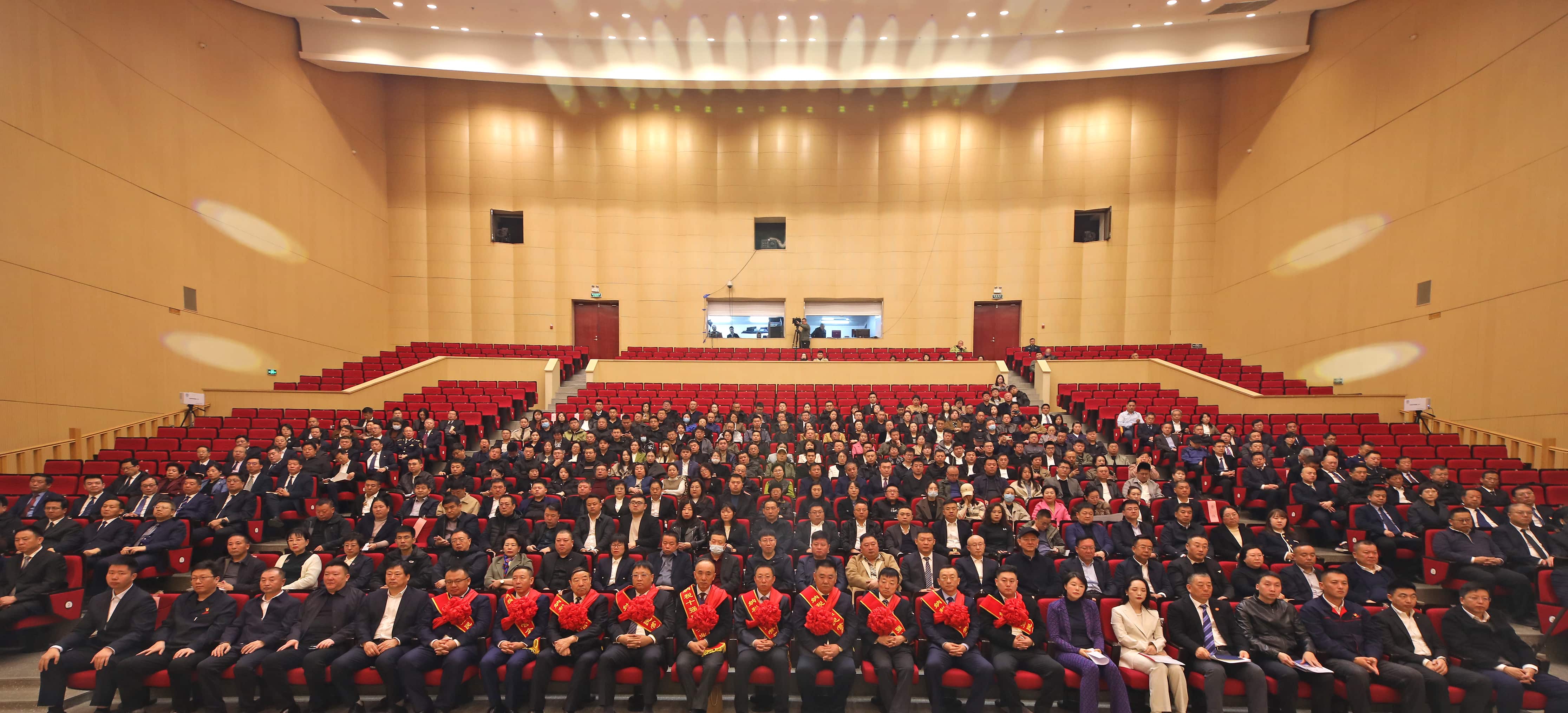 正業(yè)集團再登納稅十強榜！董事長趙立君出席全市民營經(jīng)濟大會接受表彰(圖4)